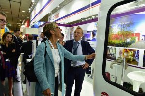 Madame Borne, présidente de la RATP , examine l'innovation primée, portée par Louis Rustin 