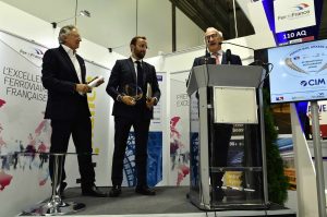 L'Ambassadeur de France récompense Alain Lovembac de CIM